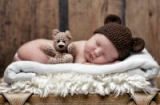 Khoảnh khắc ngủ đáng yêu của trẻ dưới 2 tuần tuổi