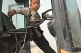 Clip: Choáng cảnh cậu bé 5 tuổi lái máy xúc siêu đẳng ở công trường