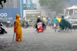 Hà Nội 'phố thành sông' sau mưa lớn, ảnh hưởng từ bão Thần Sấm