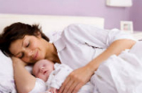 Trẻ dễ đột tử khi ngủ cùng cha mẹ?