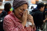 Vụ máy bay Malaysia bị bắn rơi: Nước mắt xé lòng của thân nhân người gặp nạn