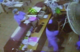 Sốc clip: Người nhà bệnh nhân vác ghế hành hung bác sĩ bệnh viện Bạch Mai