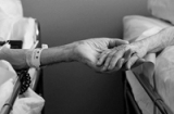 Cảm động cặp vợ chồng 62 tuổi nắm tay nhau tới phút qua đời
