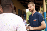 Bác sĩ nhiễm Ebola và hành trình giành giật sự sống
