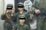 Cậu bé 7 tuổi cầm thủ cấp của lính Syria gây sốc