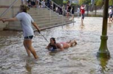 Nữ sinh đại học diện bikini 'quậy' giữa sân trường ngập lụt