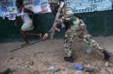 Bạo loạn ở tâm dịch Ebola, cảnh sát nã súng vào dân thường