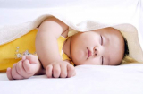 Sai lầm nghiêm trọng mà phổ biến khi cho trẻ ngủ