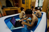 Sinh viên đặt bể bơi ngay giữa phòng ký túc