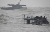 Tàu chở 20 người bị chìm trên vịnh Hạ Long vì gặp giông lốc
