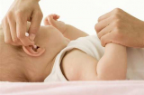 Cách chăm con phổ biến có thể gây nguy hại cho bé