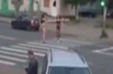 Hai thiếu nữ xinh đẹp khỏa thân đi catwalk giữa đường