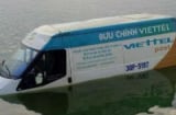 Mất lái, xe ô tô 16 chỗ nghi của Viettel “bơi” trên Hồ Tây