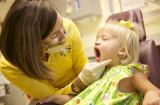Mẹo chữa sâu răng cho trẻ cực nhanh bằng tỏi, lá hẹ