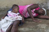 Rớt nước mắt bé gái liếm da mẹ đã chết vì Ebola để tìm sữa