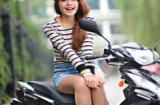 Ngắm hot girl Chi Pu tạo dáng nhí nhảnh cùng xe máy