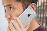 Hết bị bẻ cong, iPhone 6 làm đứt tóc rụng râu người dùng?
