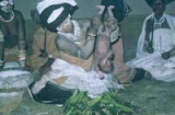 Kinh hoàng cầu may bằng cách hun khói trẻ sơ sinh