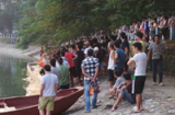 Trăm người dân vây kín hồ Hoàng Cầu tìm vớt người đuối nước