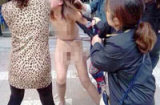Cô gái xinh đẹp bị lột trần, đánh ghen hội đồng giữa đường