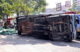 Xe tải lật nhào “nằm” xuống đường đè chết một phụ nữ