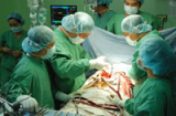 Nữ y tá bị đâm thủng bụng khi khâu vết thương cho bệnh nhân