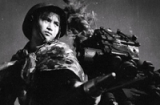 Ngắm vẻ đẹp kiên cường của phụ nữ Việt Nam thời chiến