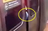 Bi hài chàng trai bị mắc kẹt “của quý” ở cửa tàu điện ngầm