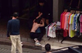Người phụ nữ bị lột sạch đồ giữa chợ vì tội ăn trộm