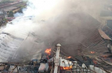 Hà Nội: Cháy lớn ở xưởng gỗ nghìn m2 sát đường Giải Phóng