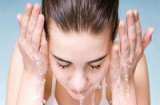 Những thói quen xấu khi rửa mặt khiến da 'bẩn càng thêm bẩn'