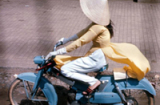 Hình ảnh mỹ nữ Việt xưa sành điệu bên xe máy