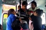 Hai nữ sinh tấn công 3 kẻ sàm sỡ mình trên xe buýt