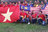 CĐV Việt gửi thông điệp hòa bình được Malaysia ca ngợi