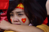 Hình ảnh buồn sau trận thua đau: Cầu thủ, CĐV khóc lặng