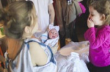 Bộ ảnh 'siêu yêu' của các nhóc tỳ lần đầu thấy trẻ sơ sinh