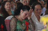 Mẹ chồng Thủy Tiên bật khóc trong đám cưới