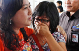 Máy bay AirAsia mất tích: Thân nhân đẫm nước mắt ngóng tin