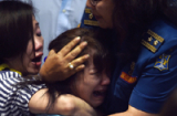 Vớt được 40 thi thể, thân nhân hành khách QZ 8501 khóc ngất