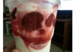 Giật mình với “hộp sọ ma quái” xuất hiện trong ly kem