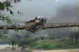 Xe tải gặp nạn treo lơ lửng trên cầu cao hàng chục mét