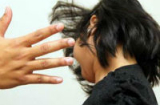 Nữ sinh lớp 11 túm tóc, đánh vào mặt cô giáo vì… bị phê bình