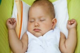 Nguy hại khôn lường khi cho trẻ dùng gối quá sớm