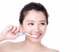 4 thói quen huỷ hoại hàm răng ai cũng mắc phải