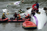 Máy bay Đài Loan rơi: 'Cảnh tượng giống một cuộc tắm máu'