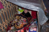 Xót thương cụ bà 95 tuổi bị bê ra đường trong đêm mưa rét