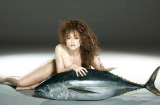 Nữ diễn viên xinh đẹp khỏa thân chụp ảnh cùng cá ngừ