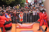 Lễ hội chém lợn ở Bắc Ninh: Máu tươi đẫm sân đình