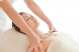 Massage sai cách khiến ngực 'chảy dài'