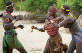 Kinh hãi hủ tục đánh phụ nữ dã man trong ngày lễ “nhảy bò”